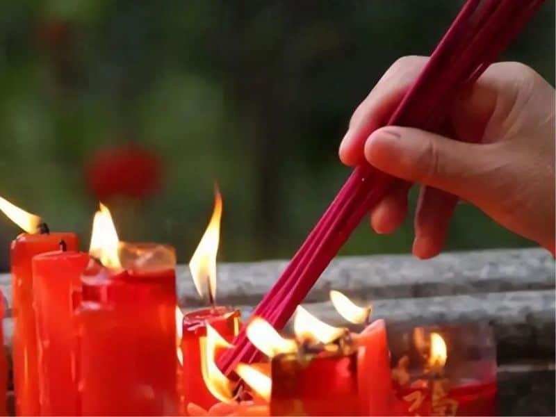 Điềm báo khi đốt nhang ý nghĩa gì