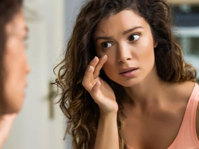 Điềm báo nháy mắt bên phải ở phụ nữ