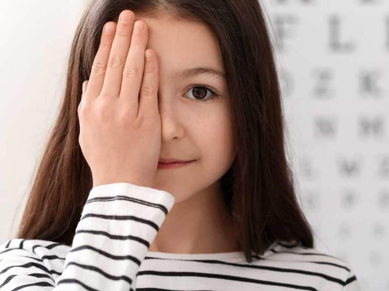 Điềm báo nháy mắt bên trái ở phụ nữ
