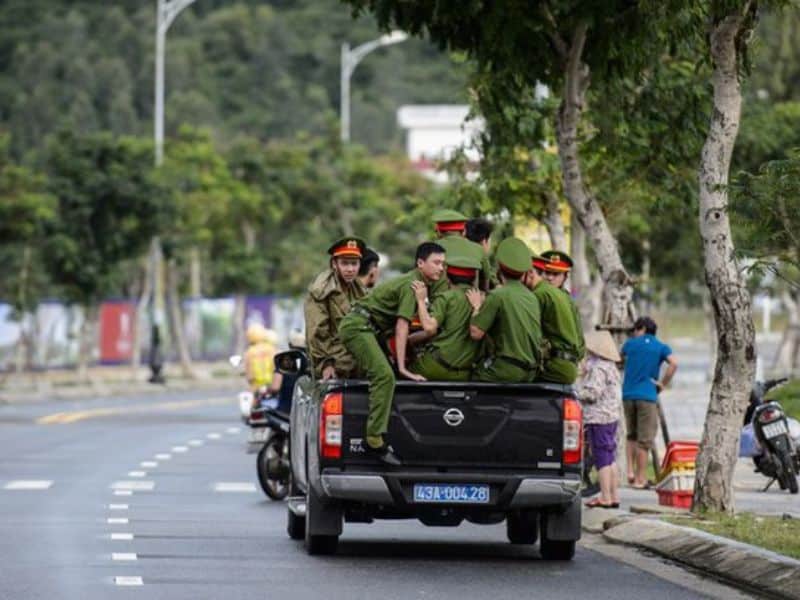 Mơ thấy công an đánh con gì - giấc mơ công an đi trên đường