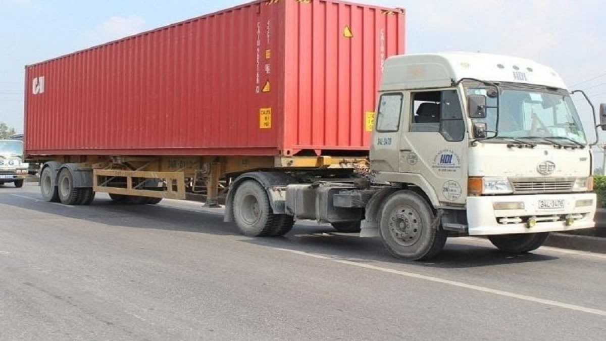 mo-thay-xe-container-danh-de-con-gi