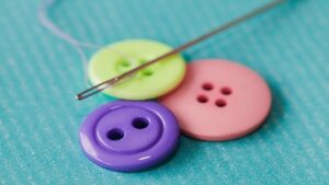 Nằm mơ thấy cúc áo đánh con gì? Mơ thấy đứt nút áo